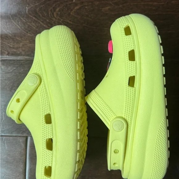 Girls yellow crocs with charms! - Picture 4 of 7